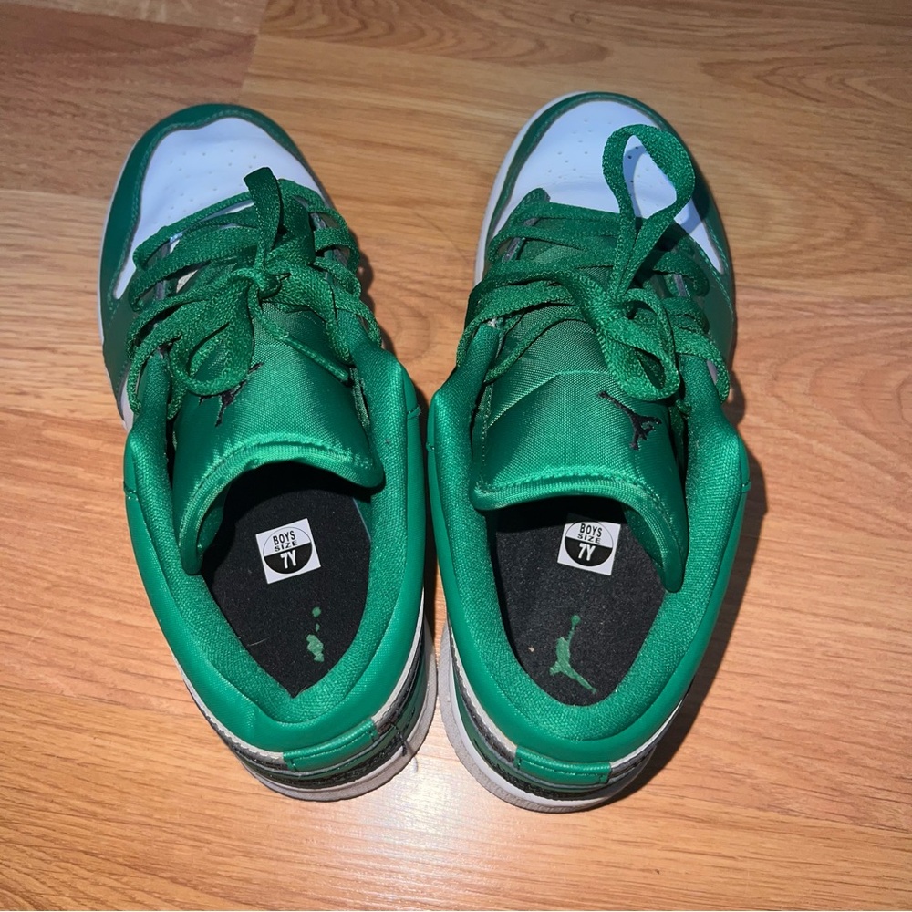Nike Jordans 1 Low in Pine Green - Picture 3 of 6